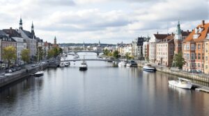 Arbetstillstånd Sverige 2025 - migrationsjurist Göteborg hjälper klient med arbetstillståndsansökan svenska flaggan EU-pass juridiska dokument